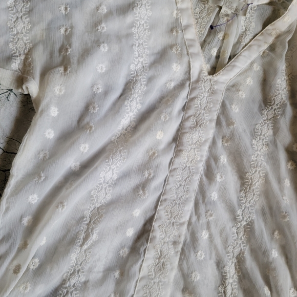 Embroidered white blouse - Picture 2 of 4